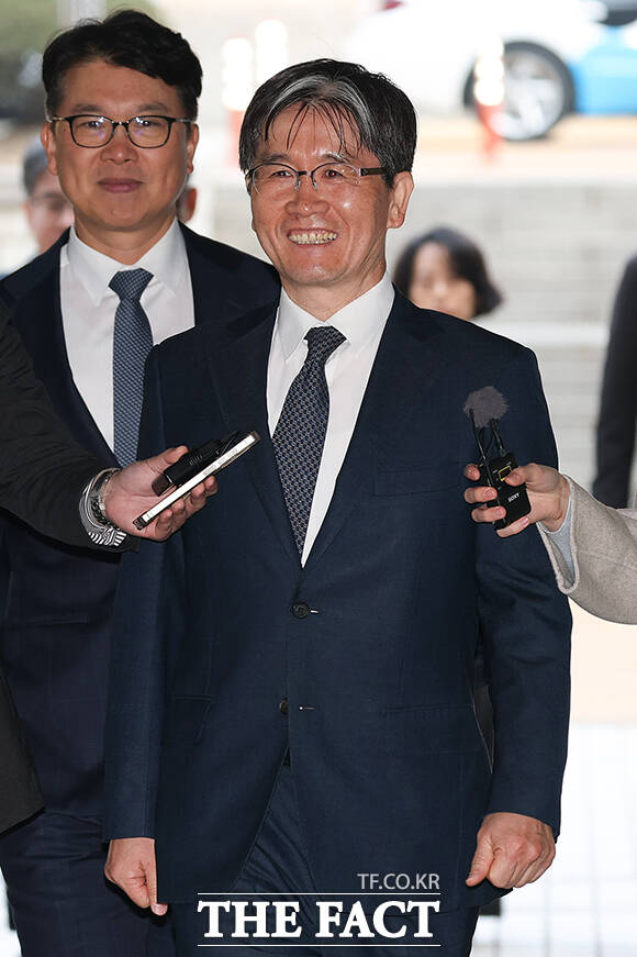 고위공직자범죄수사처(공수처) 검사들의 비위 의혹 수사를 고의로 지연시킨 혐의를 받는 오동운 공수처장이 2일 오전 서울 서초구 서울중앙지법에서 열린 1심 공판에 출석하고 있다. /남윤호 기자