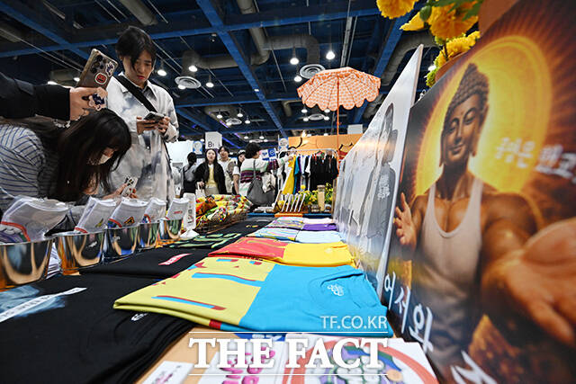 2026 서울국제불교박람회 & 제14회 붓다아트페어가 2일 오전 서울 강남구 코엑스에서 개막한 가운데 관람객들이 불교 관련 상품을 살펴보고 있다. /김성렬 기자