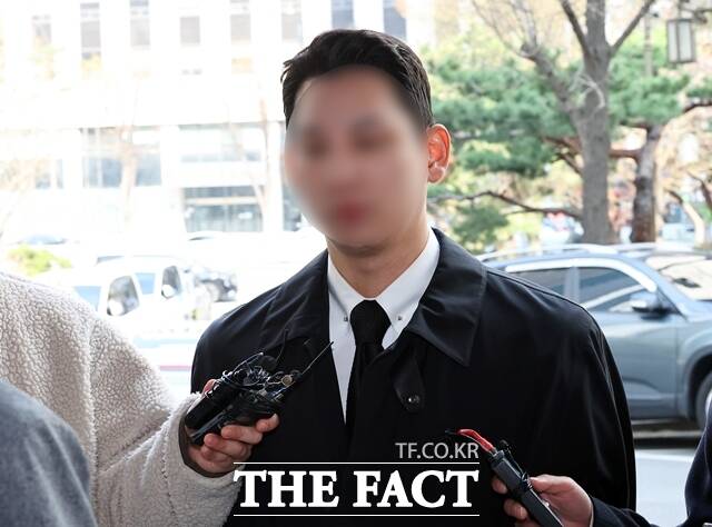 김병기 무소속 의원의 차남 김모 씨가 2일 서울 마포구 서울경찰청 공공범죄수사대에 출석하며 취재진의 질문을 듣고 있다. /뉴시스