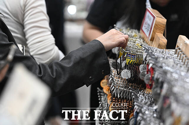 2026 서울국제불교박람회 & 제14회 붓다아트페어가 2일 오전 서울 강남구 코엑스에서 개막한 가운데 관람객들이 불교 관련 상품을 살펴보고 있다. /김성렬 기자