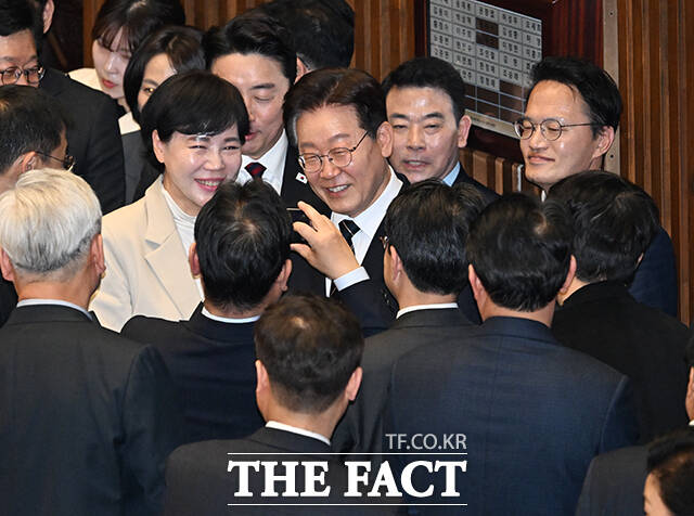 이재명 대통령(가운데)이 2일 오후 서울 여의도 국회에서 중동 전쟁 대응 등을 위한 추가경정예산안에 대한 시정연설을 마친 뒤 전현희 더불어민주당 서울시장 예비후보(왼쪽)와 기념사진 촬영을 하고 있다. 오른쪽은 사진촬영 순서 기다리는 박주민 서울시장 예비후보. /국회=배정한 기자