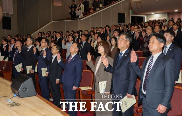 2일 대전평생학습관서 열린 '고위직 및 학교장 청렴 교육'에서 대전시교육청 간부들을 비롯한 참석자들이 선서를 하고 있다. /대전시교육청