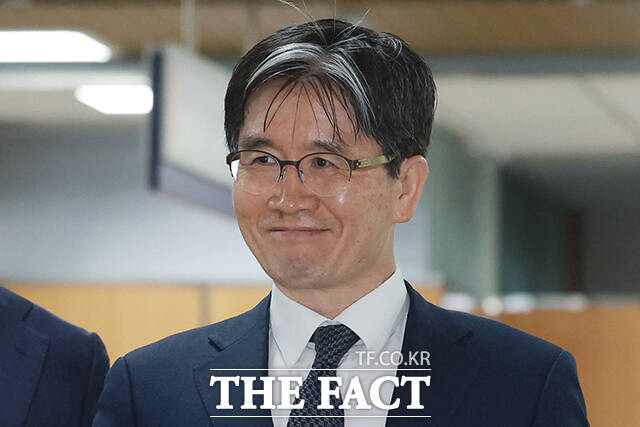 고위공직자범죄수사처(공수처) 검사들의 비위 의혹 수사를 고의로 지연시킨 혐의를 받는 오동운 공수처장이 2일 오전 서울 서초구 서울중앙지법에서 열린 1심 공판에 출석하고 있다. /남윤호 기자