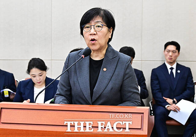 정은경 보건복지부 장관이 2일 오전 서울 여의도 국회에서 열린 보건복지위원회 전체회의에 출석해 추가경정예산안에 대한 제안설명을 하고 있다. /국회=배정한 기자