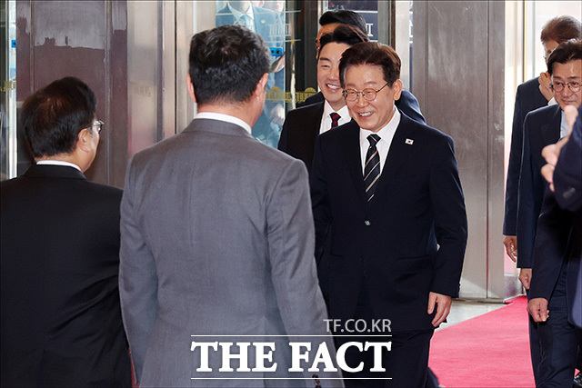 추경안 시정연설 위해 국회 방문한 이재명 대통령(가운데). /국회사진기자단