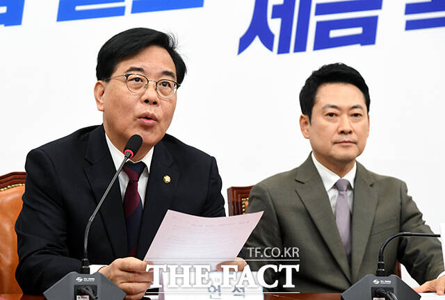 장동혁 국민의힘 대표(가운데)가 2일 오전 서울 여의도 국회에서 열린 국민의힘 최고위원회의에 참석해 모두발언을 하고 있다. /국회=박상민 기자