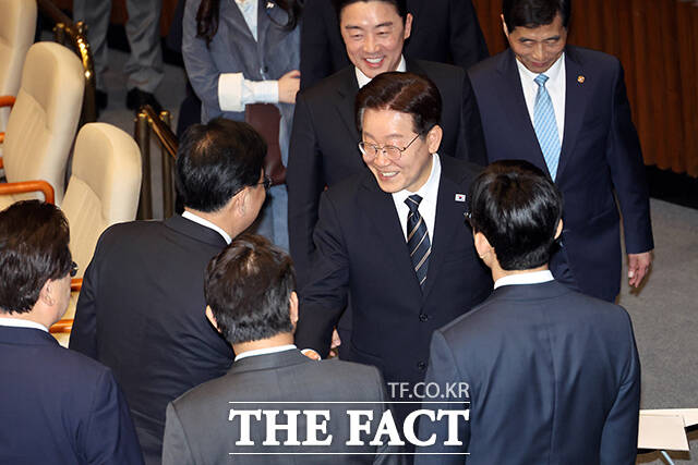 이재명 대통령이 2일 서울 여의도 국회 본회의장에서 중동 사태 대응 등을 위한 추가경정예산안에 대한 시정연설을 하고 있다. /국회=배정한 기자