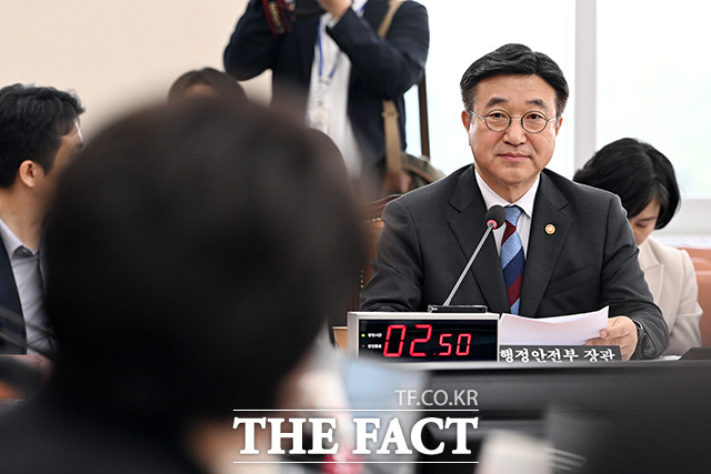 추경 관련 의원 질의 듣는 윤호중 장관.