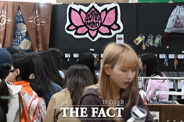 2026 서울국제불교박람회 & 제14회 붓다아트페어가 2일 오전 서울 강남구 코엑스에서 개막한 가운데 관람객들이 불교 관련 상품을 살펴보고 있다. /김성렬 기자