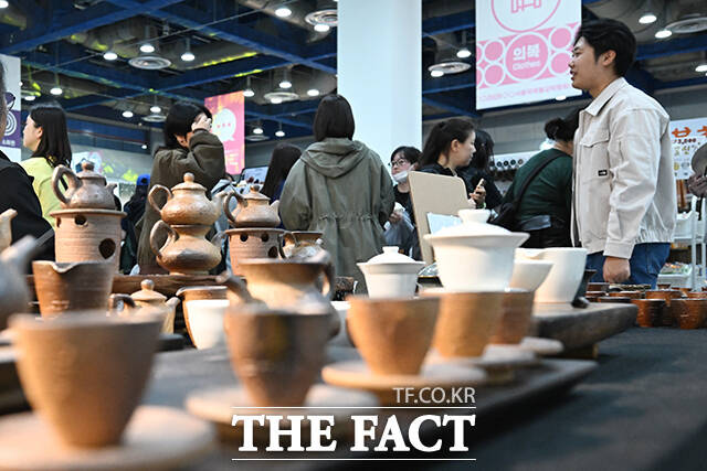 2026 서울국제불교박람회 & 제14회 붓다아트페어가 2일 오전 서울 강남구 코엑스에서 개막한 가운데 관람객들이 불교 관련 상품을 살펴보고 있다. /김성렬 기자