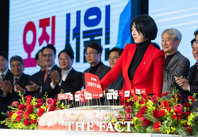 배현진 국민의힘 서울시당 위원장이 14일 오전 서울 여의도 중소기업중앙회에서 열린 2026 국민의힘 서울특별시당 신년인사회에 참석해 신년 떡케이크 퍼포먼스를 하고 있다. /박헌우 기자