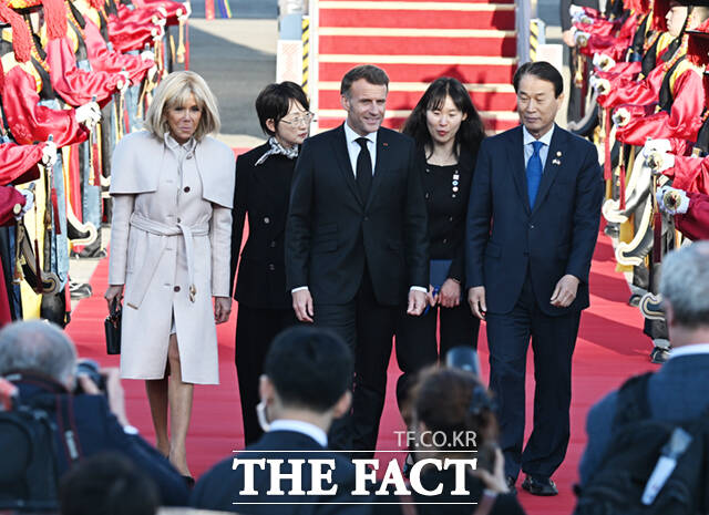 에마뉘엘 마크롱 프랑스 대통령 부부가 2일 오후 경기 성남시 서울공항에 도착해 권오을 국가보훈부 장관의 영접을 받고 있다. /서울공항=이새롬 기자