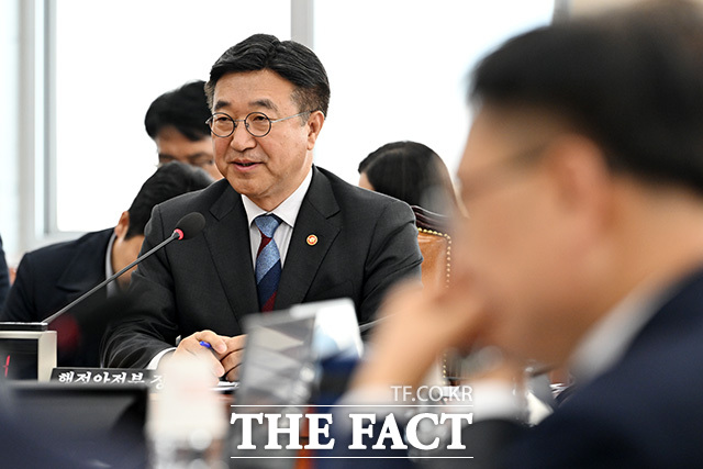 추경 관련 의원 질의 듣는 윤호중 장관.