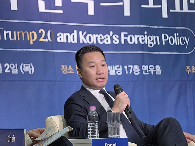 2일 세종연구소에서 개최된 제41회 세종국가전략포럼에서 발언 중인 알렉스 웡 한화그룹 CSO. /한화그룹