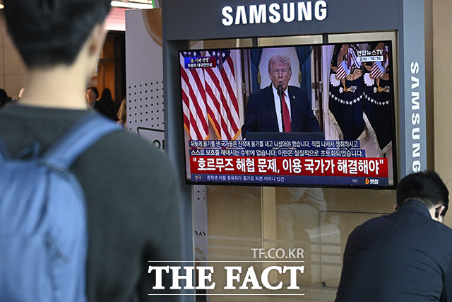 도널드 트럼프 미국 대통령이 이란 전쟁 관련 대국민 연설을 발표한 2일 오전 서울 중구 서울역 대합실의 시민들이 생중계를 시청하고 있다. /송호영 기자