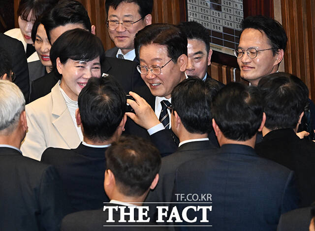 이재명 대통령과 사진촬영 하기 위해 대기하는 전현희·박주민 서울시장 예비후보.