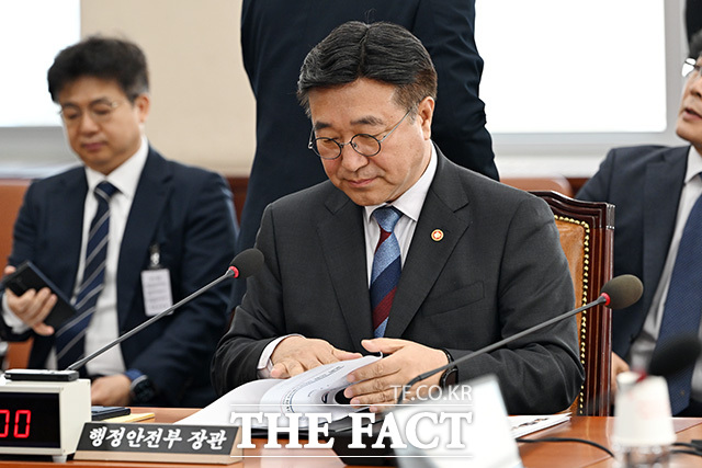 추경 관련 의원 질의 듣는 윤호중 장관.