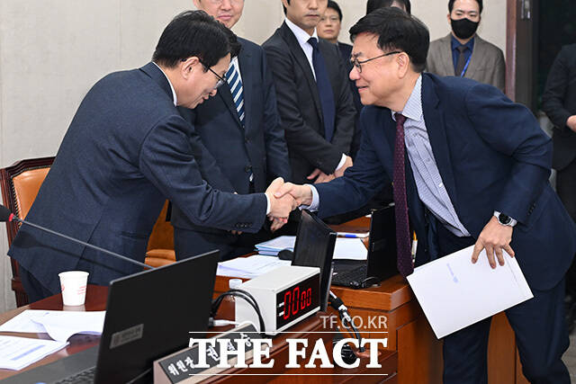 회의 주재하는 권칠승 행정안전위원회 신임 위원장.