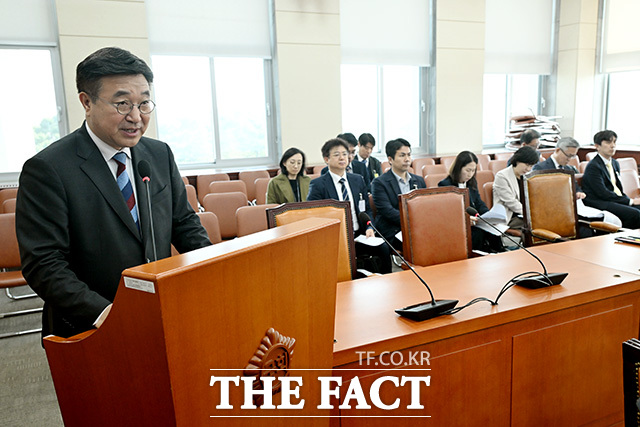 추경 관련 의원 질의 듣는 윤호중 장관.