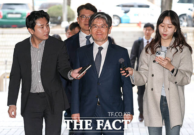 고위공직자범죄수사처(공수처) 검사들의 비위 의혹 수사를 고의로 지연시킨 혐의를 받는 오동운 공수처장이 2일 오전 서울 서초구 서울중앙지법에서 열린 1심 공판에 출석하고 있다. /남윤호 기자