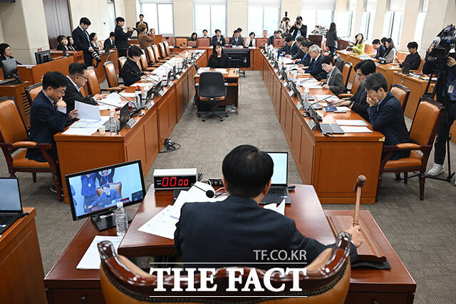 회의 주재하는 권칠승 행정안전위원회 신임 위원장.