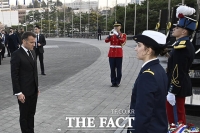  마크롱 대통령, 방한 첫 일정으로 전쟁기념관 방문 [TF사진관]