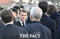  헌화 후 인사 나누는 마크롱 대통령 [포토]