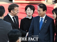  권오을 국가보훈부 장관 영접 받는 마크롱 대통령 [포토]