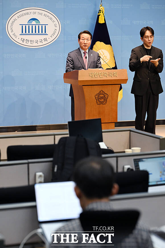 기자회견 열고 발어하는 유 시장.