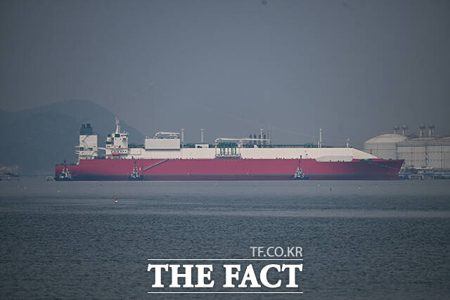 정부가 원유 위기경보를 '주의'에서 '경계'로 격상한 가운데 3일 오전 전남 여수시 원유부두에 적막감이 감돌고 있다. /남해=박헌우 기자