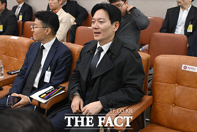 국조특위 전체회의 퇴장 후 입장 밝히는 박상용 검사.