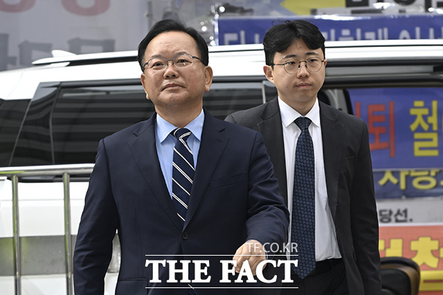 6.3 지방선거 대구광역시장 출마를 선언한 김 전 총리가 후보 면접에 참석하기 위해 민주당사로 입장하고 있다.