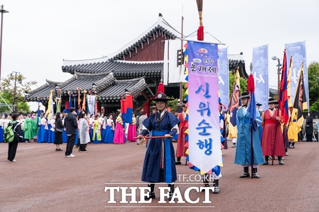 지난해 열린 '진주 논개제' 신위순행 모습. /진주시
