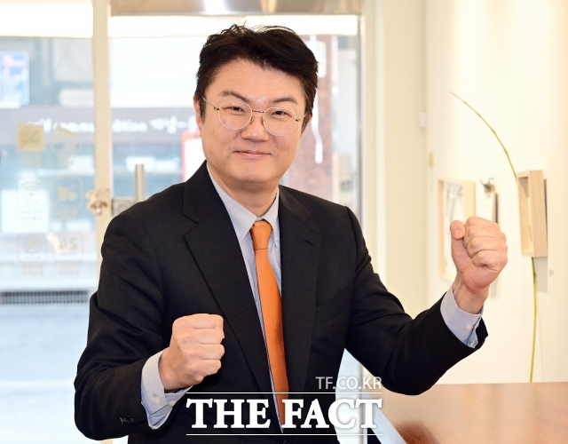 김정철 개혁신당 서울시장 후보가 2일 서울 관악구의 한 카페에서 <더팩트>와 인터뷰하기 포즈를 취하고 있다. /이새롬 기자