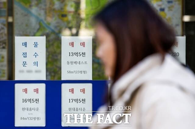 이재명 대통령은 지난 2월 SNS를 통해 주택문제가 결혼과 출산 포기의 가장 큰 원인이 됐다고 지적했다. /뉴시스