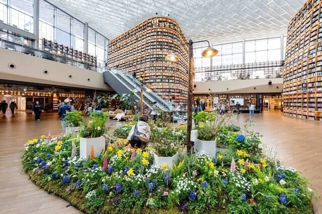 스타필드 코엑스몰 별마당 도서관에서 특별전 '처음 돋는 첫잎처럼, 처음 여는 첫입처럼'이 오는 20일까지 진행된다. /신세계프라퍼티