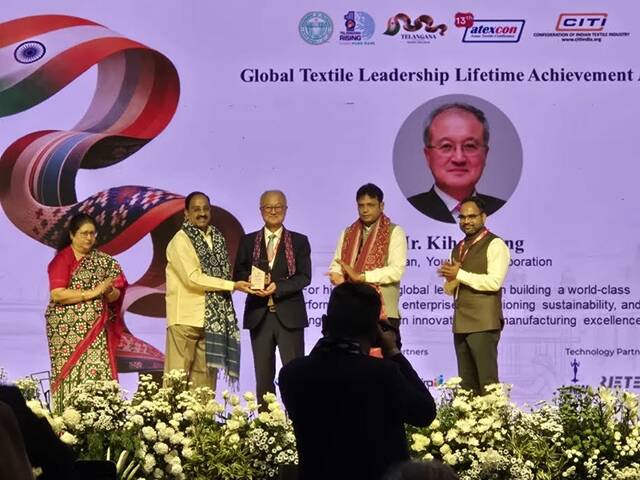 영원무역그룹은 성기학 회장이 인도 하이데라바드에서 열린 텔랑가나 섬유 대화서 '글로벌 섬유 리더십 평생공로상'을 수상했다고 3일 밝혔다. /영원무역그룹