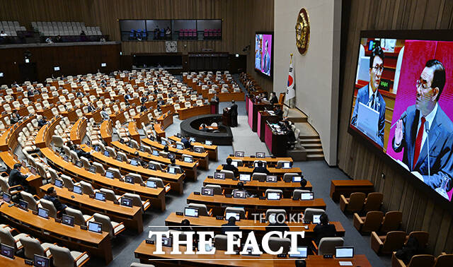 3일 국회 대정부질문에서 중동 전쟁 장기화에 따른 에너지 안보 대응 논의와 한반도 평화공존 구상 논의가 집중적으로 다뤄졌다. 사진은 김민석 국무총리가 이날 주호영 국민의힘 의원의 질의에 답변하고 있는 모습. /국회=서예원 기자