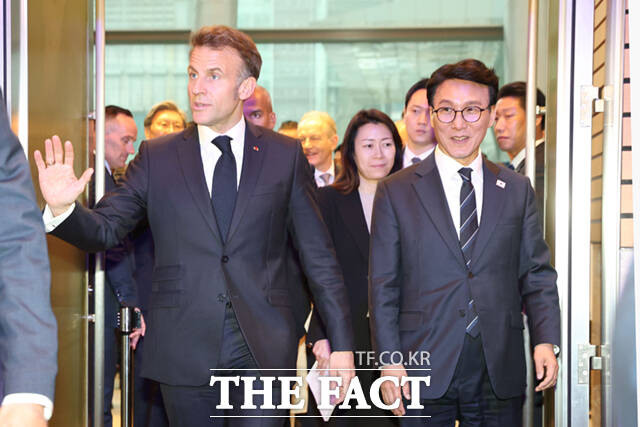 김민석 국무총리와 에마뉘엘 마크롱 프랑스 대통령을 비롯한 주요 경제계 인사들이 3일 서울 여의도 FKI 컨퍼런스센터에서 열린 한-프랑스 경제계 미래대화 폐회식에서 기념촬영을 하고 있다.