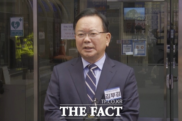 대구시장 출마를 선언한 김부겸 전 국무총리가 3일 오전 서울 여의도 더불어민주당 중앙당사에서 면접을 본 뒤 취재진 질문에 답변하고 있다. /여의도=김민지 기자