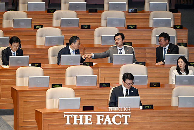 정성호 법무부 장관과 안규백 국방부 장관, 윤호중 행정안전부 장관이 대정부질문에 앞서 대화를 나누고 있다.