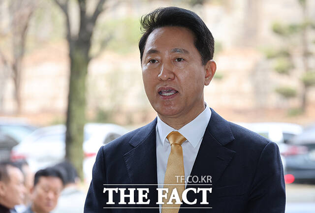 사진은 오세훈 서울시장이 1일 오전 서울 서초구 서울중앙지법에서 열린 여론조사 대납 의혹 사건 1심 속행 공판에 출석하며 취재진 질문에 답하고 있는 모습이다. /박상민 기자