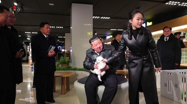 북한 노동당 기관지 노동신문은 3일 김정은 국무위원장이 화성지구 4단계 구역에 설치된 각종 상업·편의 시설을 둘러봤다고 보도했다. 딸 주애도 동행했다. /뉴시스. 조선중앙TV 갈무리