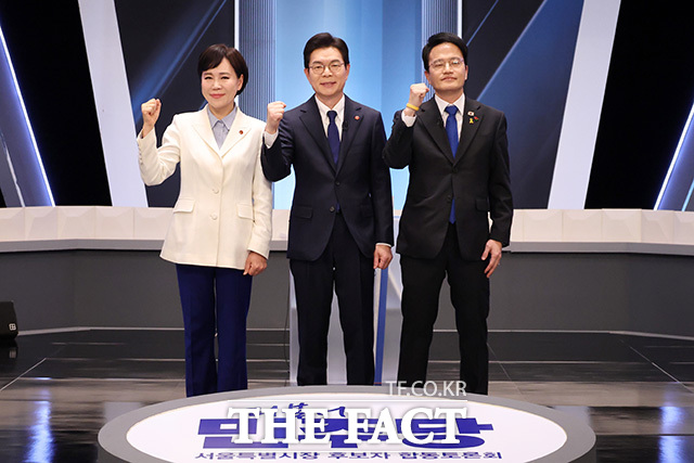 더불어민주당 전현희, 정원오, 박주민 서울시장 예비후보(왼쪽부터)가 3일 오후 서울 여의도 KBS 스튜디오에서 열린 더불어민주당 서울시장 본경선 후보자 2차 합동토론회에서 기념촬영을 하고 있다. /국회사진기자단