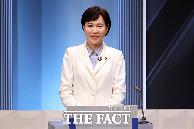 더불어민주당 전현희, 정원오, 박주민 서울시장 예비후보(왼쪽부터)가 3일 오후 서울 여의도 KBS 스튜디오에서 열린 더불어민주당 서울시장 본경선 후보자 2차 합동토론회에서 기념촬영을 하고 있다. /국회사진기자단