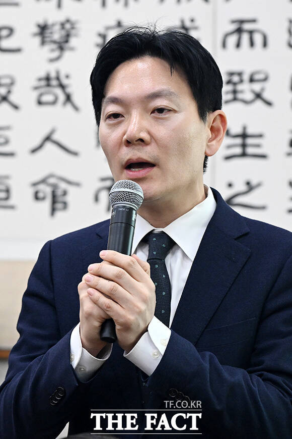 국조특위 전체회의 퇴장 후 입장 밝히는 박상용 검사.