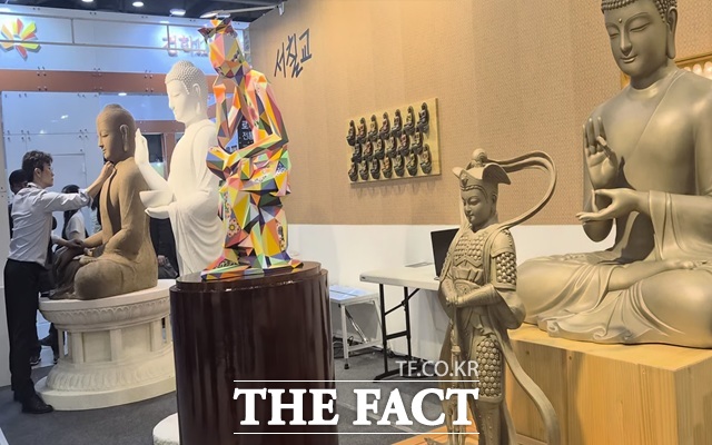 3일 오승혁의 현장이 찾은 서울국제불교박람회에서 마주한 불상들의 모습. 한 작가가 불상을 조각하고 있다. /서울 강남 코엑스=오승혁 기자