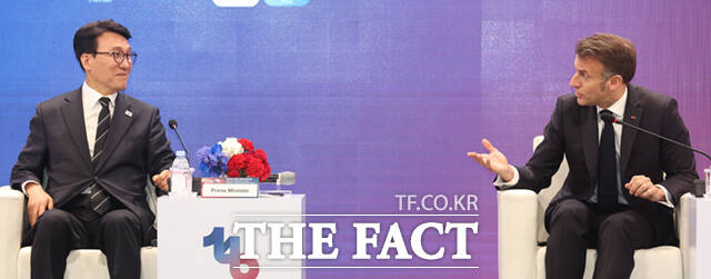 김민석 국무총리와 에마뉘엘 마크롱 프랑스 대통령을 비롯한 주요 경제계 인사들이 3일 서울 여의도 FKI 컨퍼런스센터에서 열린 한-프랑스 경제계 미래대화 폐회식에서 기념촬영을 하고 있다.