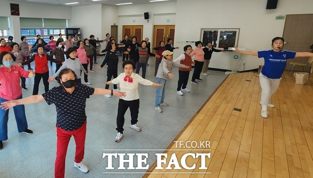 고령군보건소가 운영하고 있는 헬시하트 실버체조단 건강UP사업 모습. 지역 내 60세 이상 어르신 60명이 참여해 오는 11월까지 매주 두 차례 운영한다. /고령군