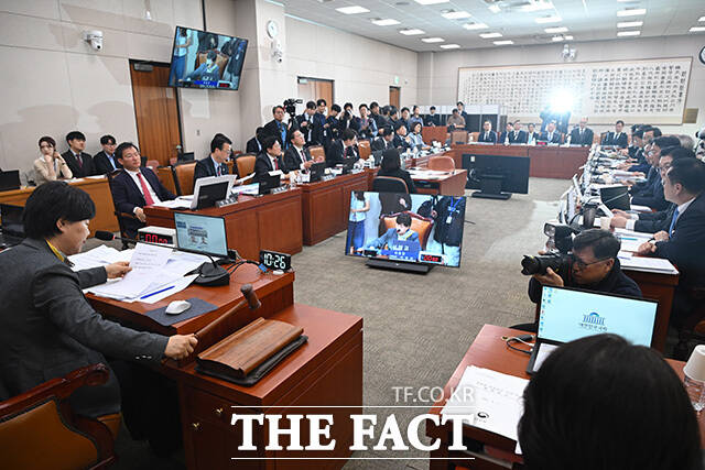 회의 주재하는 서 위원장.